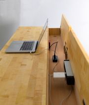 Schreibtisch - Das Fach für die Kabel