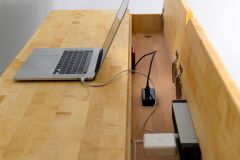 Schreibtisch - Das Fach für die Kabel